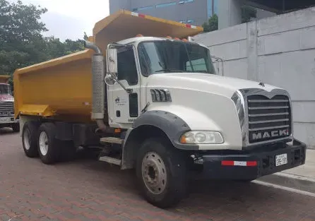 Volqueta MACK GU813E